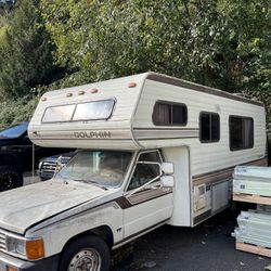 Toyota Pickup / Dolphin Camper