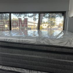 QUEEN SIZE SEALY POSTUREPEDIC PILLOW TOP MATTRESS & BOX SPRING BED SET