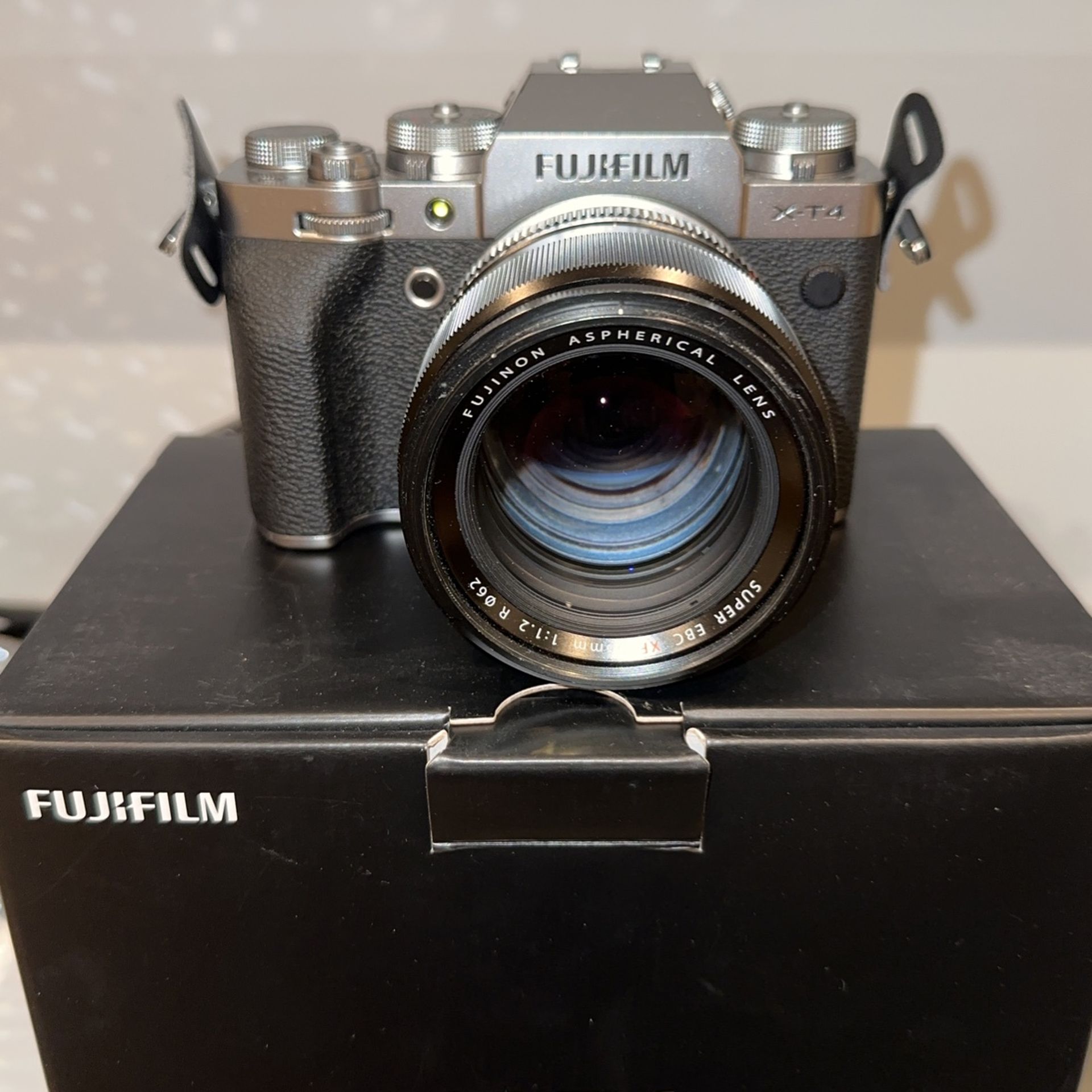 9/10 Fuji Film XT4 With 56 F1.2 Lens for Sale in Newport Beach, CA