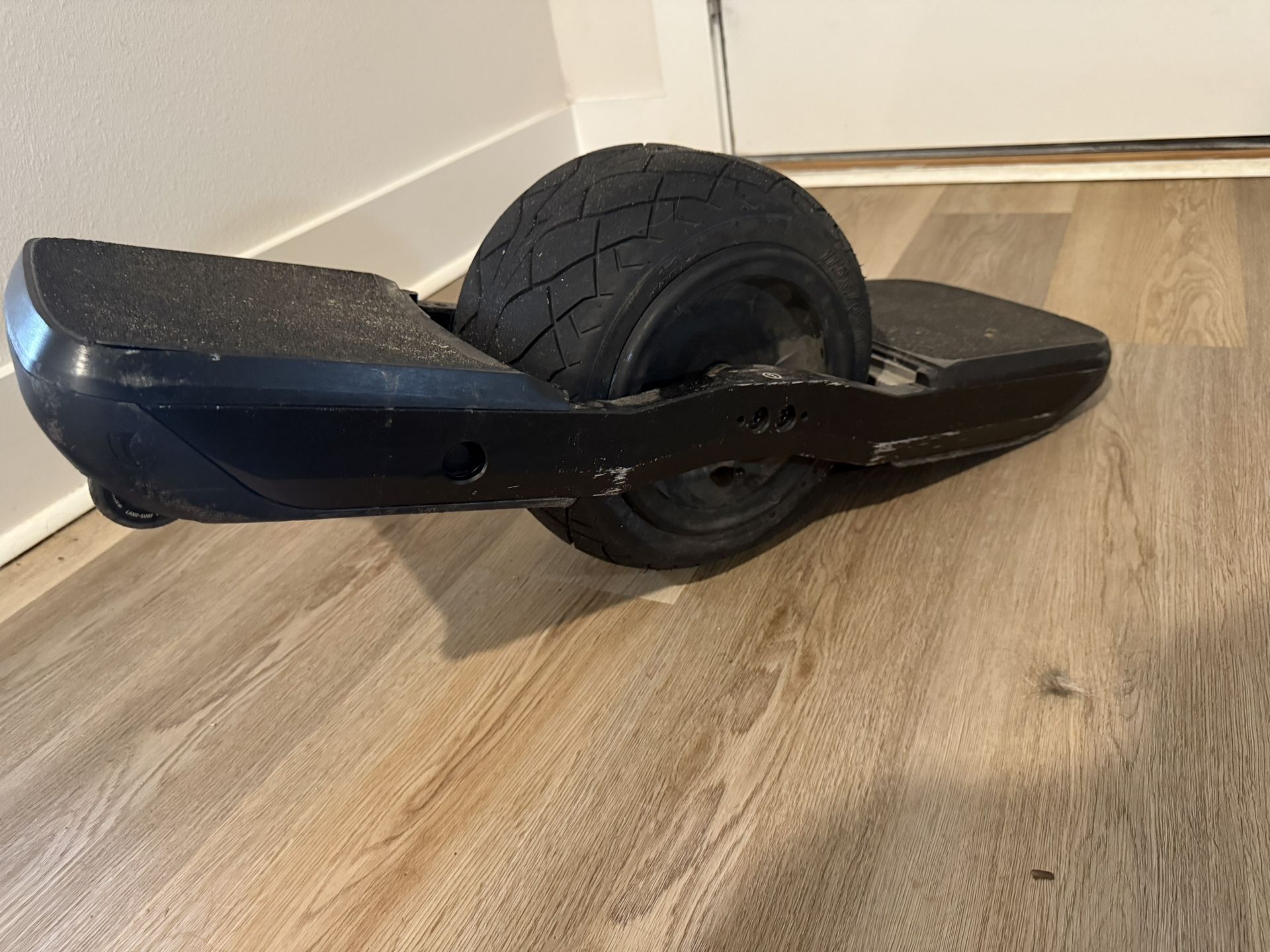 Used 100 miles. Recurve railes, offroad tire, surestart, badgered (waterproof)