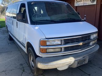2001 Chevy 35000   Van  15 Seater