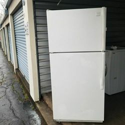Refrigerator name Brand Whirlpool it works as it should ice maker on board