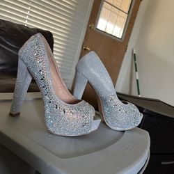High Heels 30$ Pick Up And Cash Only Size 5.5