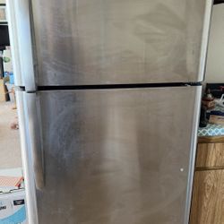 Frigidaire Refrigerator FFTR1821TSO