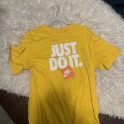 Nike “Just Do It” Tee – Men’s Medium Yellow Logo T-Shirt