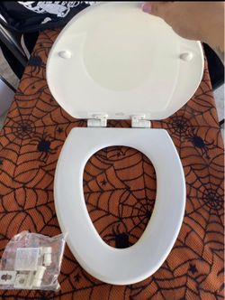 Brand New White Oval Toilet Seat