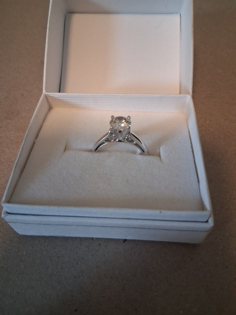 1.38 CT Diamond Engagement Ring