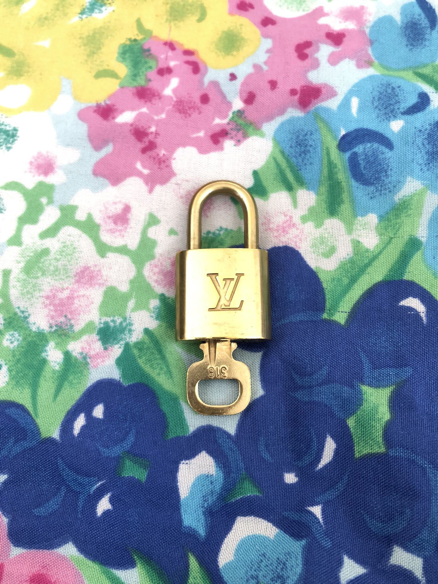 Authentic Louis Vuitton Lock And Key for Sale in Stockton, CA - OfferUp