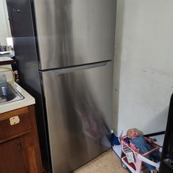 Refrigerator Insignia silver