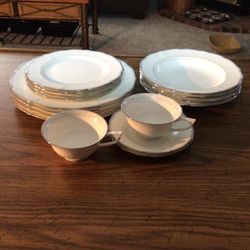 Mikasa Whitehall Bone China - 16 Pieces - Beautiful!