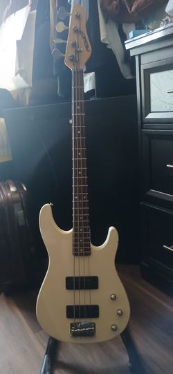 Peavey Foundation Series 4 string electric bass