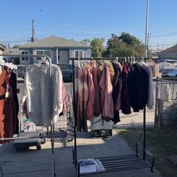 Se Vende Ropa Y Todo Lo gue  Se Mira En Las Fotos Y Muchas Cosas Más gue Tengo Para Vender. 