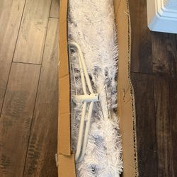 6 ft. White Unlit Hinged Artificial Christmas Tree Pine Tree with 1000 Tips