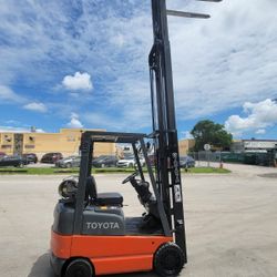 FORKLIFT TOYOTA 3000# triple mast