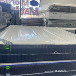 KING SIZE DREAMCLOUD MATTRESS & BOX SPRINGS BED SET