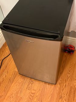 Whirlpool Mini fridge with freezer
