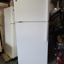 GE Refrigerator--Excellent Condition