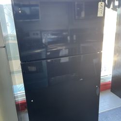 New scratch And Dent GE 21.9 Cu Ft Top And Bottom Fridge. 1 year Warranty 