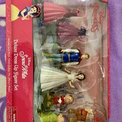 Snow White And The Prince Play -Dress Up Figure Set