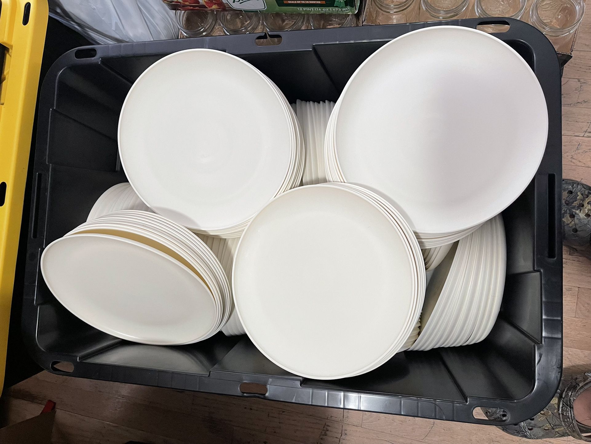 Ivory Plastic Plates 10.5” Packs of 20 Dinner/Wedding/Party/Decor