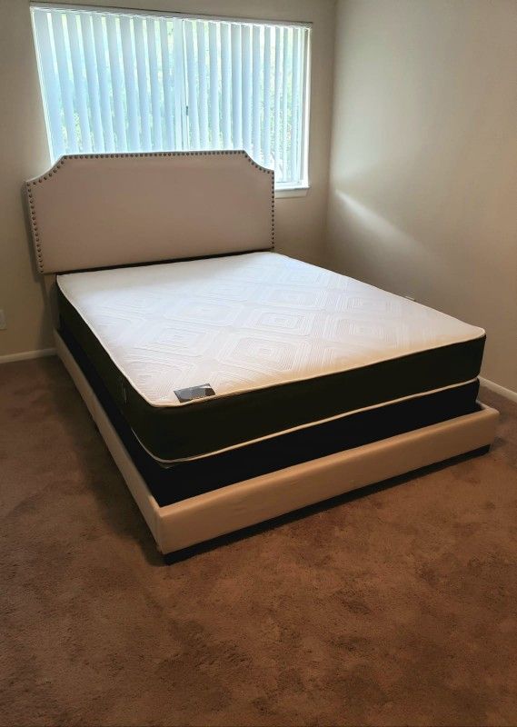 NEW Queen MATTRESS and BOX SPRING. Bed frame not included👍