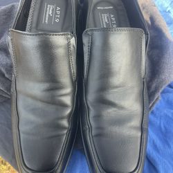 Apt .9 Men Dressing Shows