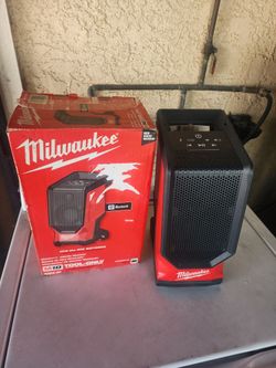 Milwaukee
M18 18V Lithium-Ion Cordless Wireless Bluetooth Jobsite Speaker (Tool-Only)