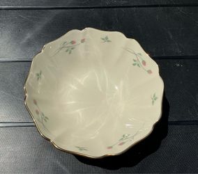 Lenox Rose Manor Scalloped Porcelain Bowl 5.75” (Ivory W/ Pink Rosebuds and Gold Trim)