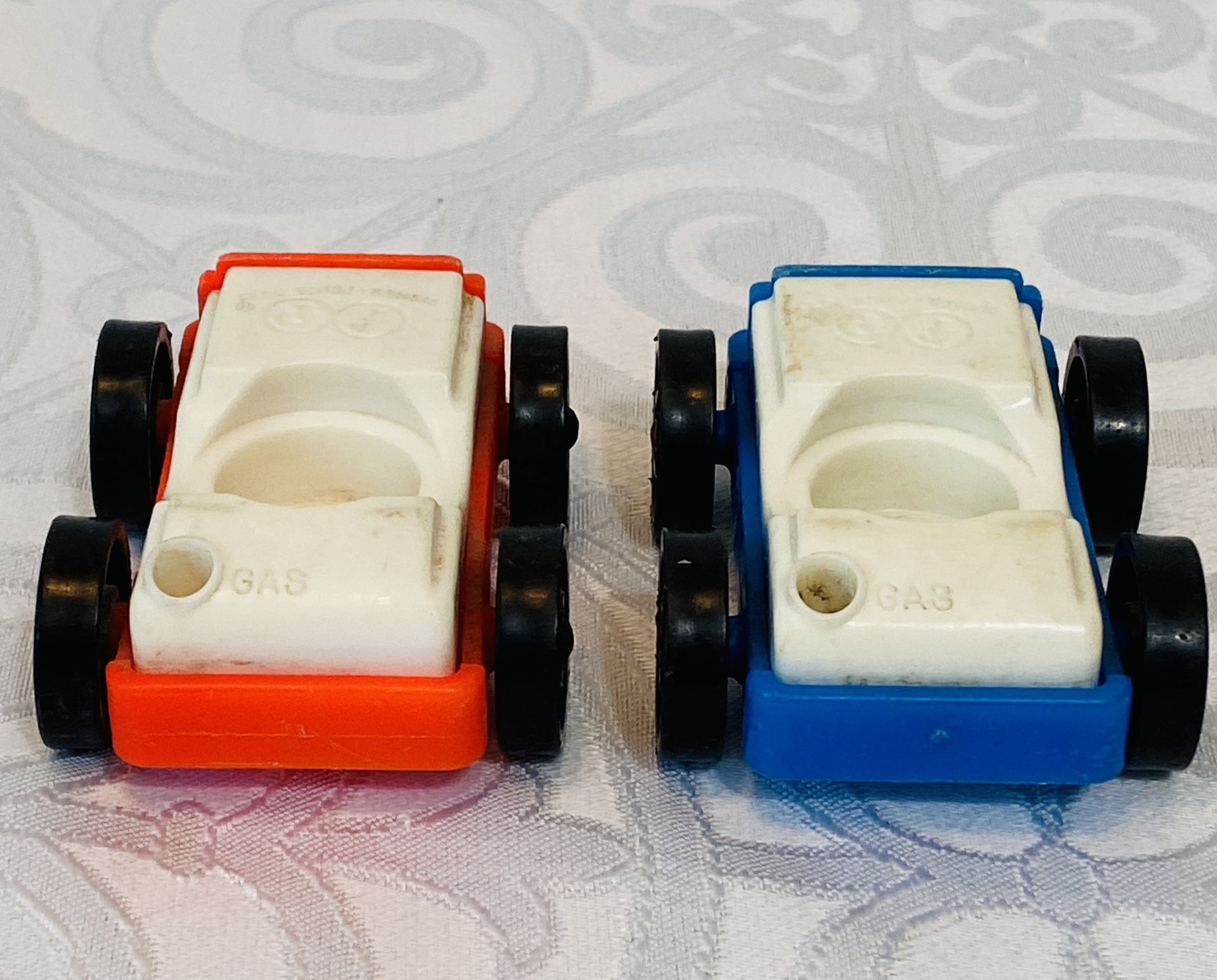 (2) VINTAGE 1970'S FISHER PRICE LITTLE PEOPLE CARS, (1) RED (1) BLUE
