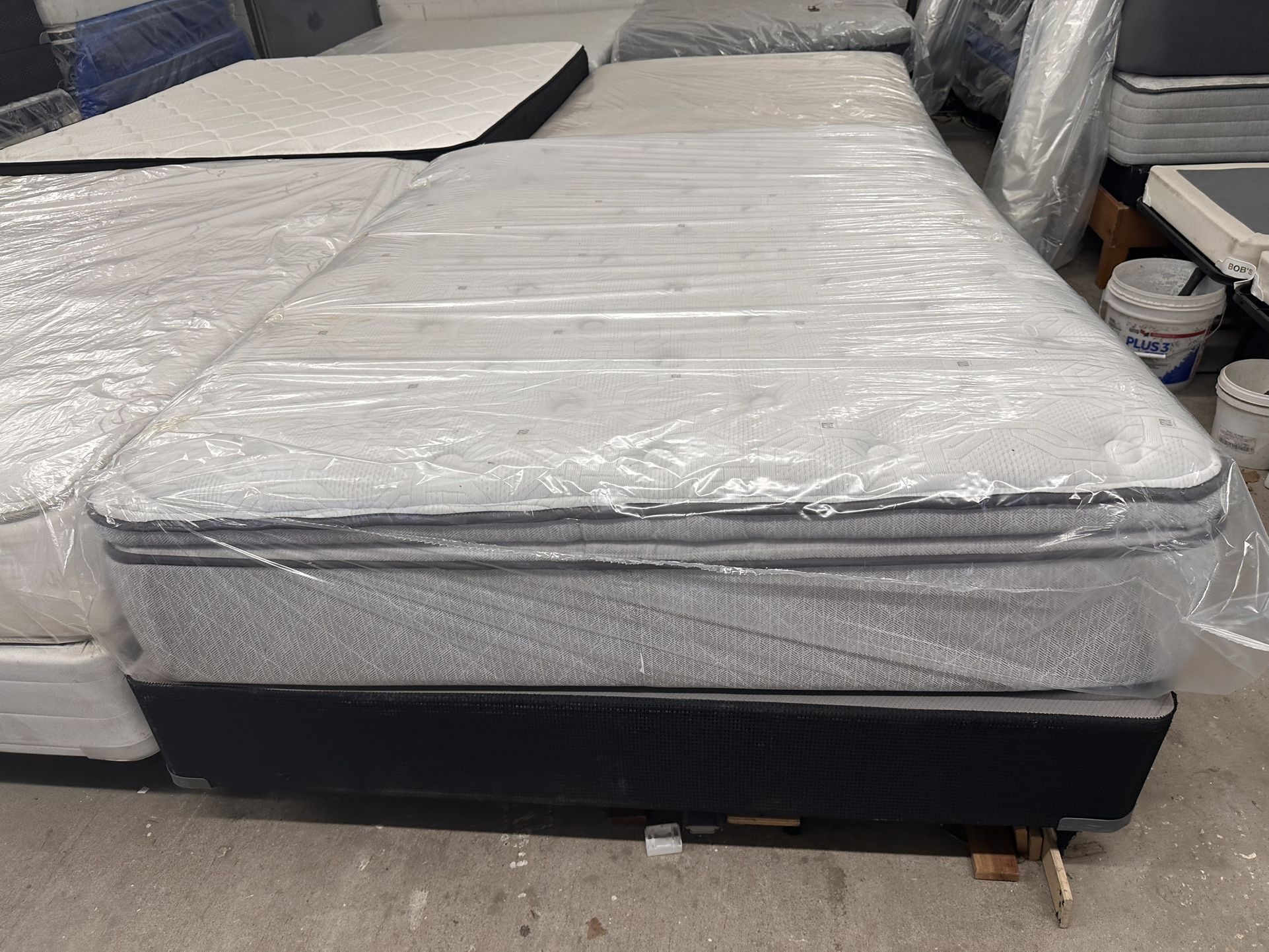 Queen Mattress with box springs🚚we can deliver🚚