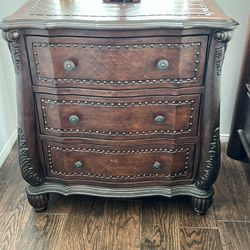 2 Nightstands/small Chest Of Drawers