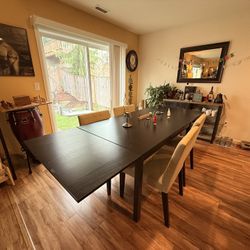 Beautiful extendable dining table + 4 chairs
