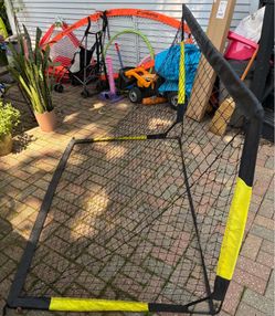 Folding 4’ x 6’ Soccer Goal With 2 Size Soccer Balls