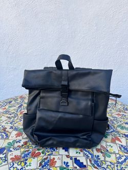 🎒 Sleek Black Waterproof Backpack – Great Condition | Minimalist Style