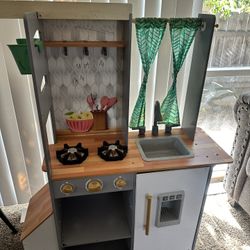 Free Toddler Play Kitchen 