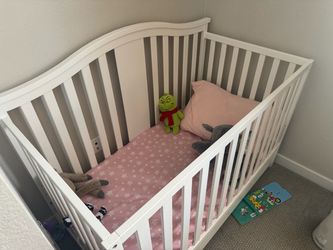 CLEAN CRIB WITH MATTRESS