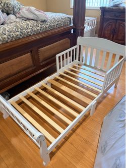 Toddler bed with Serta mattress