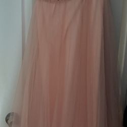 Women’s size medium beautiful long dress. Never worn. $25