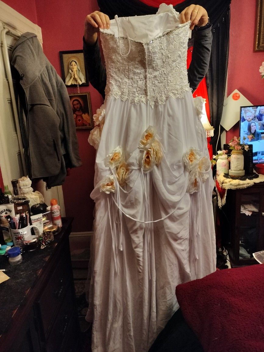 A Wedding Dress Size 10 Never Worn