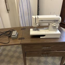 1970's  VINTAGE Sewing Machine 