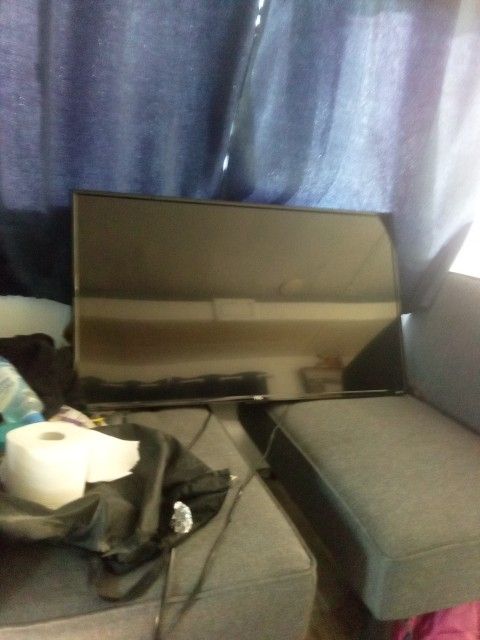 TCL Roku TV 42" Like New