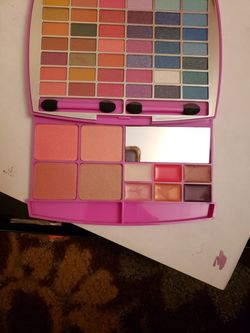 Beauty Revolution Glamour Girl makeup kit. Pick up only.