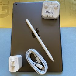 Apple IPad 8th Generation (10.2” Retina /Latest IOS 18/ 2020 model) 32GB with stylus pen, keyboard & Accessories 