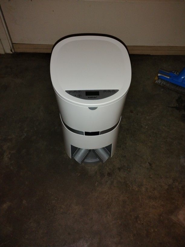 Well To Be Automatic Pet Feeder