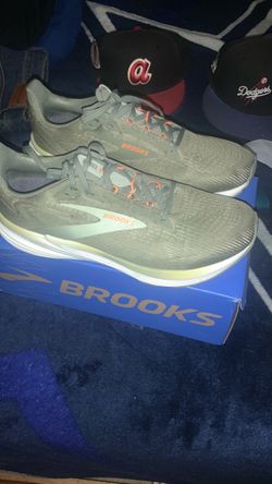 Brooks Revel 8 Green White Orange Low Top Lace-Up Sneaker Men shoes size 10.5 used once tried on like new