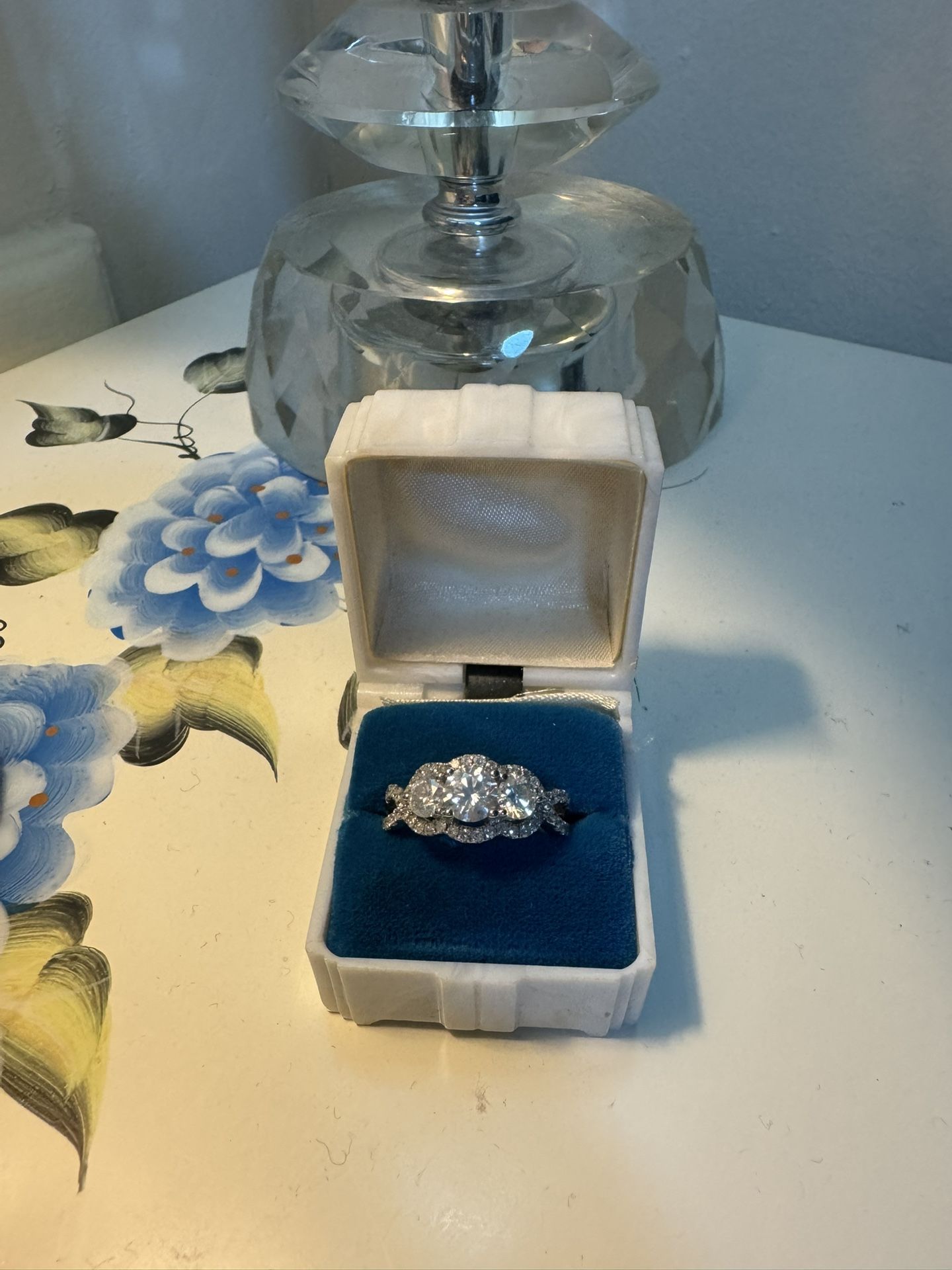 14 K White Gold With Diamonds Ring
