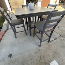 Tall Modern Set. In Good Condition. I 🚚 With A Fee 