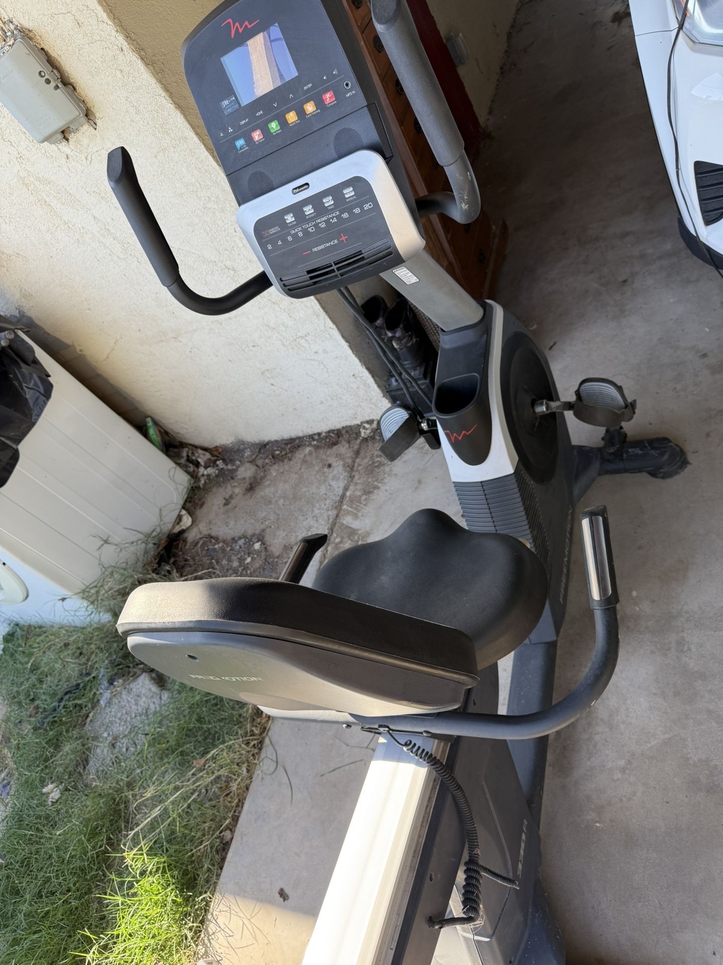 Free motion recumbent exercise bike