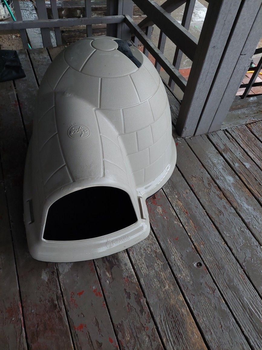 Petmate Igloo - Medium Size