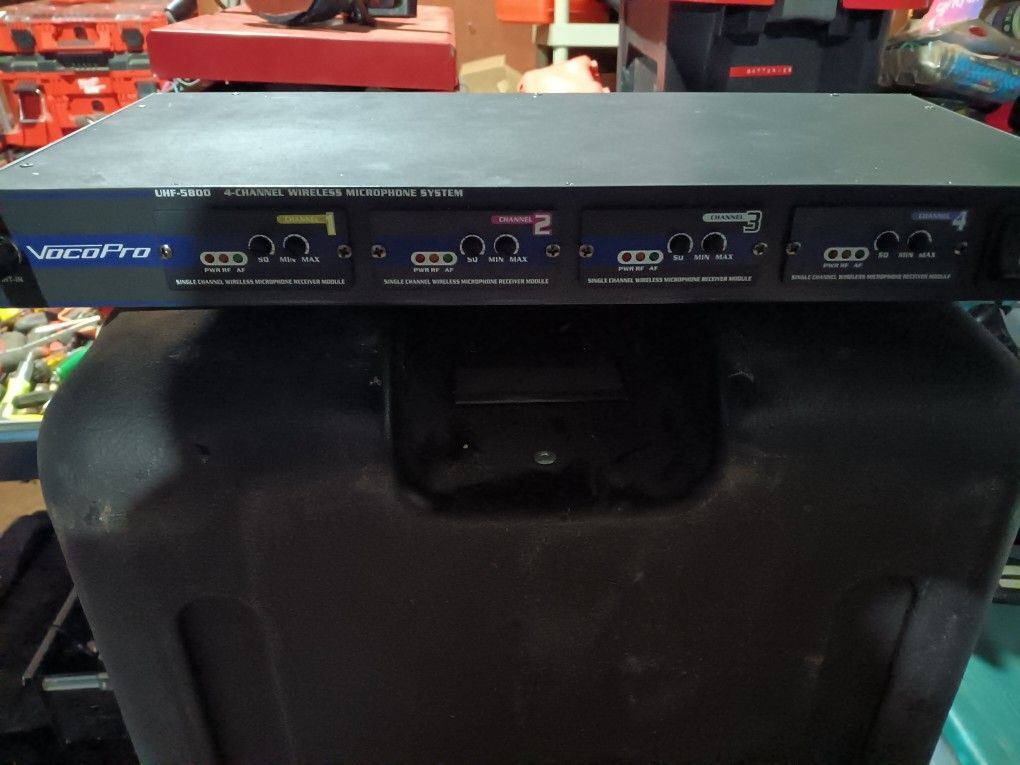 VocoPro UHF 5800 Plus 4 Mic Wireless System